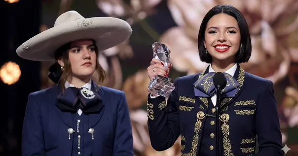 Camila Fernández y Ángela Aguilar