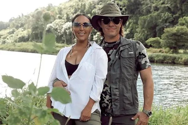 Antonio Rosique le cumple todos los caprichos a su guapa esposa.