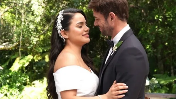 La actriz compartió imágenes de su boda con William Levy en 'Vuelve a mí' y le llovieron críticas
