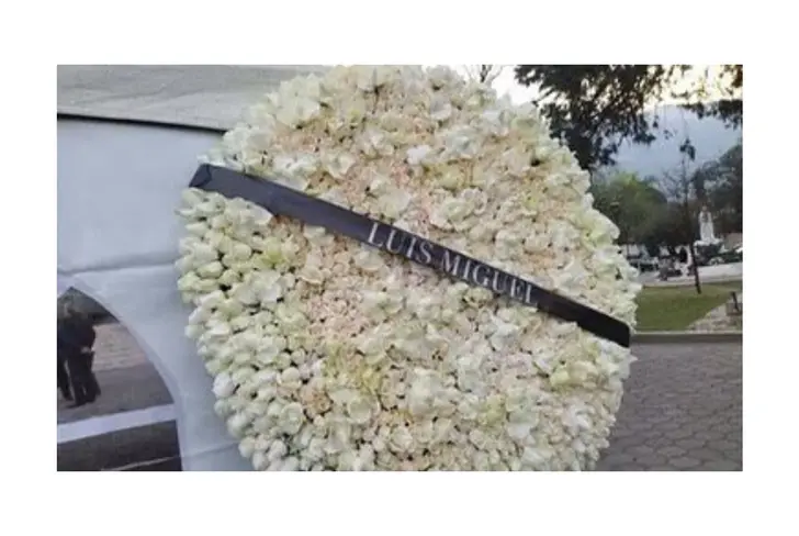 Vía Twitter arreglo floral que envió Luis Miguel al funeral de Carlos Bremer