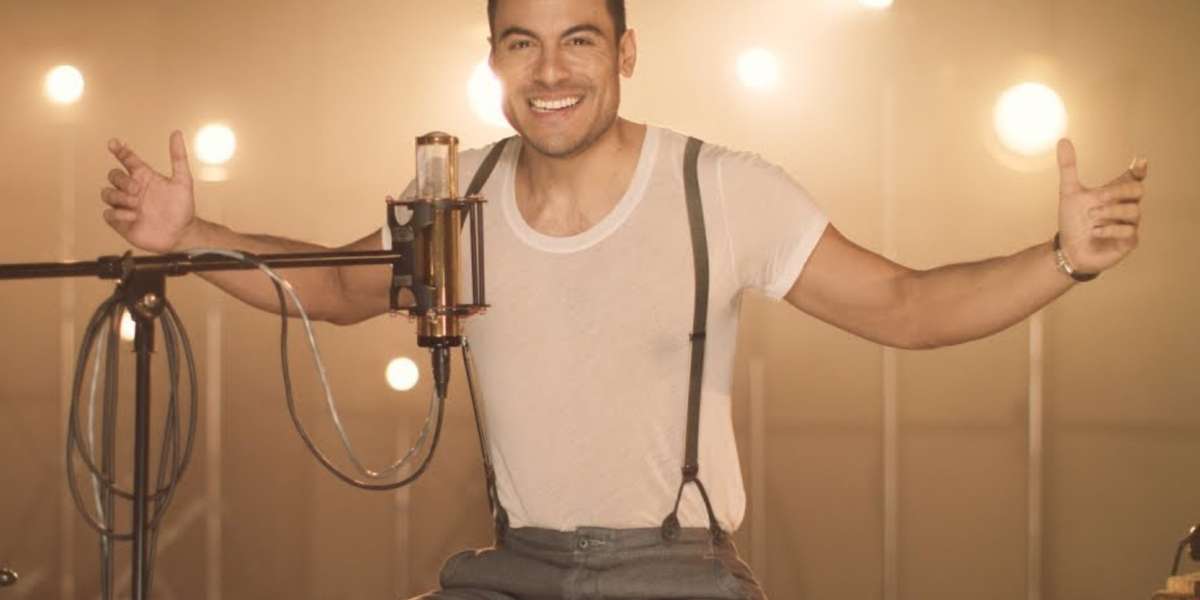 El cantante mexicano Carlos Rivera ha conmovido a sus fans por un video en el que apareció cantando su nueva canción