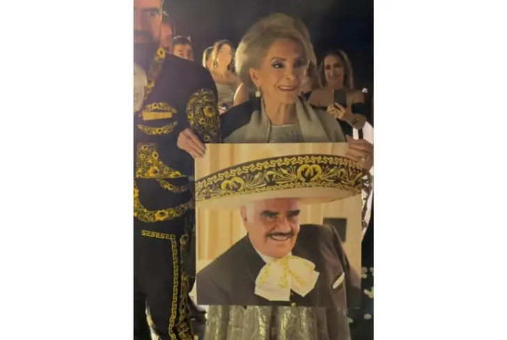 Cuquita Abarca con la foto de Vicente Fernández durante la boda de su hijo