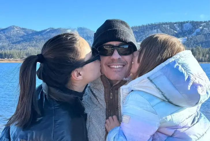 Mauricio Ochmann y sus hijas en vacaciones. Imagen tomada de Instagram