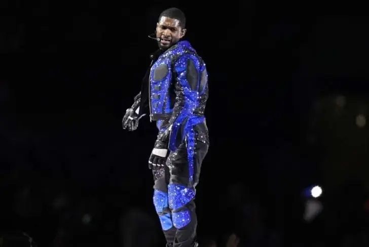 Usher en el show de medio tiempo del Super Bowl XVLIII