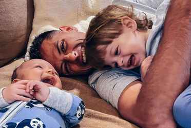 Chicharito Hernández compartió una nueva y adorable foto con sus hijos Noah y Nala.