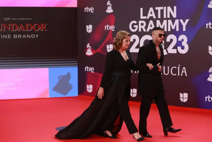 Rauw Alejandro y su mamá en los Latin Grammy