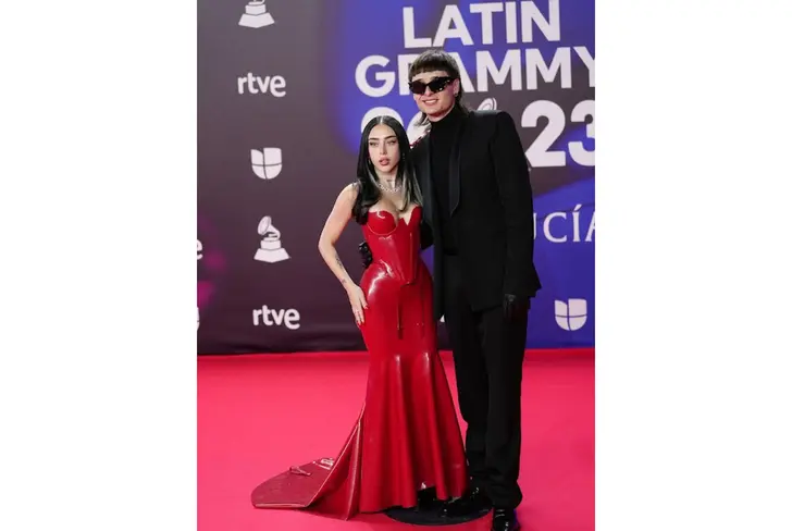 Nicki nicole y Peso Pluma en los Latin Grammy 2023
