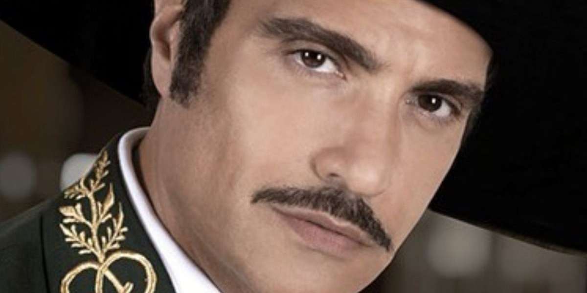 El actor recibió toda clase de burlas en las redes sociales por la foto oficial de la bioserie de Don Vicente.