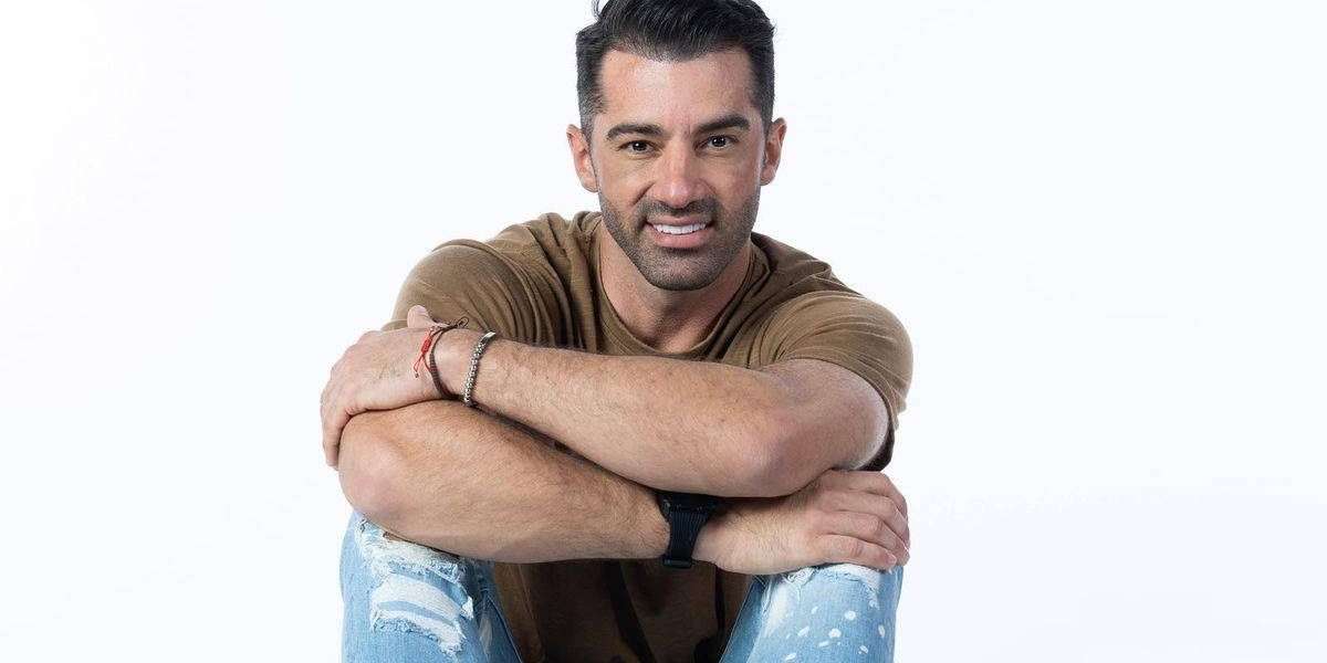 El bailarin y ex de Adamari López recibe fuertes críticas por su falta de “hombría”