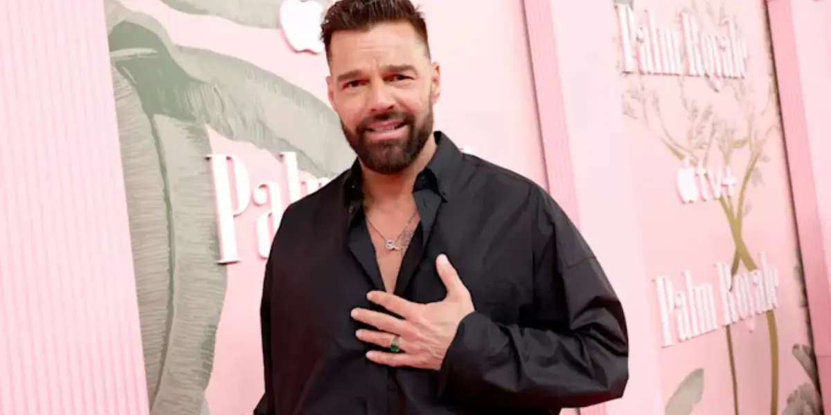Ricky Martin acapara todas las miradas en un evento al llegar muy bien acompañado de dos misteriosos galanes