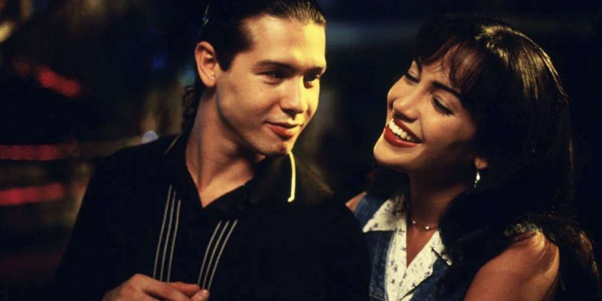 Jennifer López protaginizó la película que la lanzó a la fama como Selena Quintanilla.