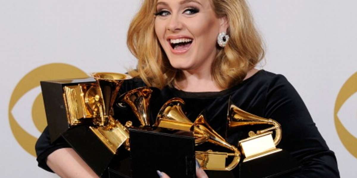 La cantante Adele estuvo presente en la entrega de los premios Grammy y nadie esperaba que uno de los momentos más entretenidos y conmovedores de la noche estuviera relacionado con ella