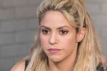 Como nunca se le ha visto, Shakira reaccionó de manera inesperada ante los incesantes cuestionamientos de la prensa