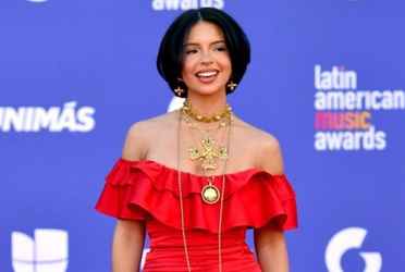 Ángela Aguilar posó en la alfombra roja de los 'Latin AMAs' y su look le causó algunos comentarios negativos