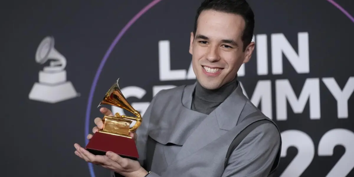 Él fue el mexicano ganador del primer premio Grammy Latino de este año 2023     